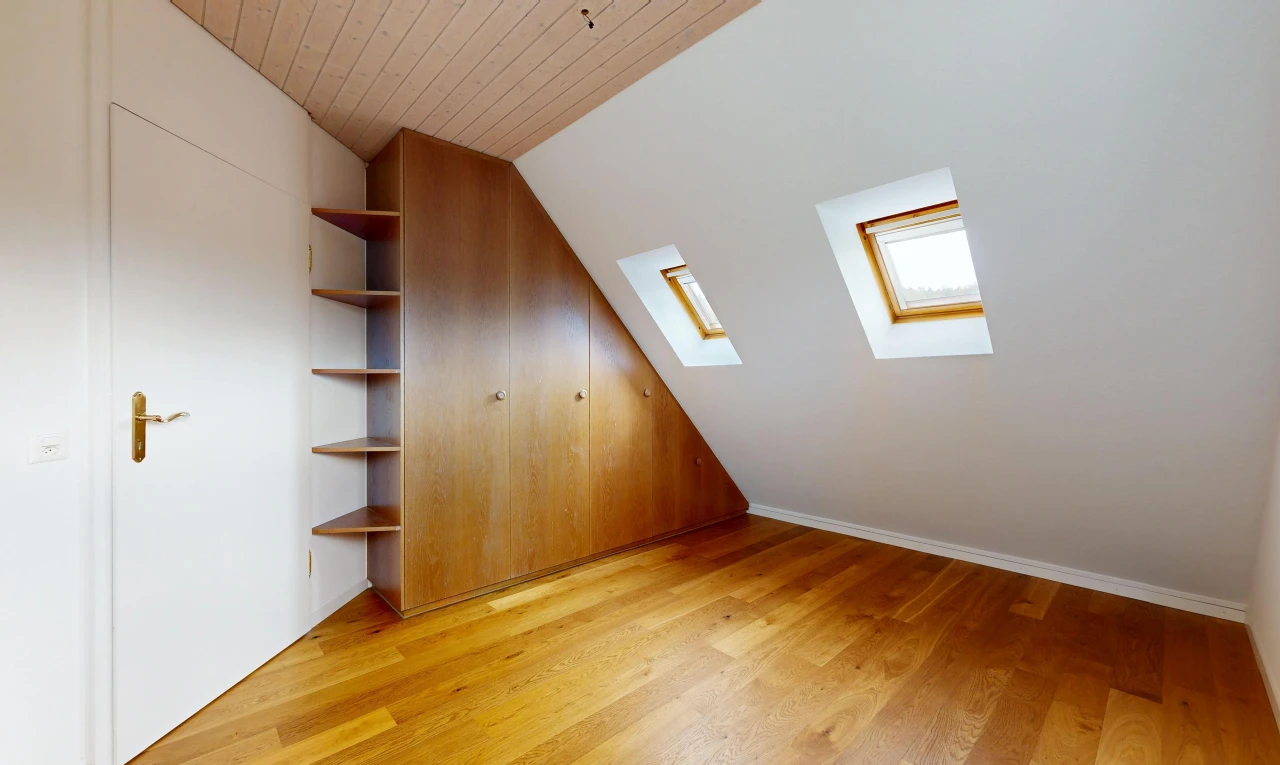 chambre avec plafond voûté, vaulted ceiling, sol en finition bois, wood finish floor, et puits de lumière