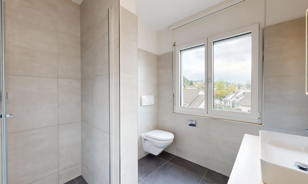salle de bains avec tile wall, mur en carrelage, overcast, inside property, et lavabo (ou coiffeuse selon le contexte)