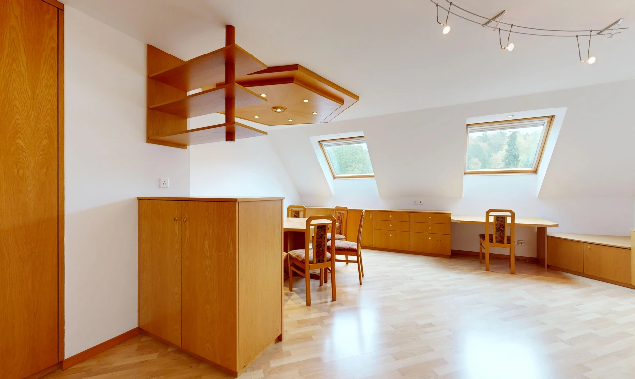 salle à manger avec lumière naturelle, drywall, cloison sèche, inside property, et wood finish floor