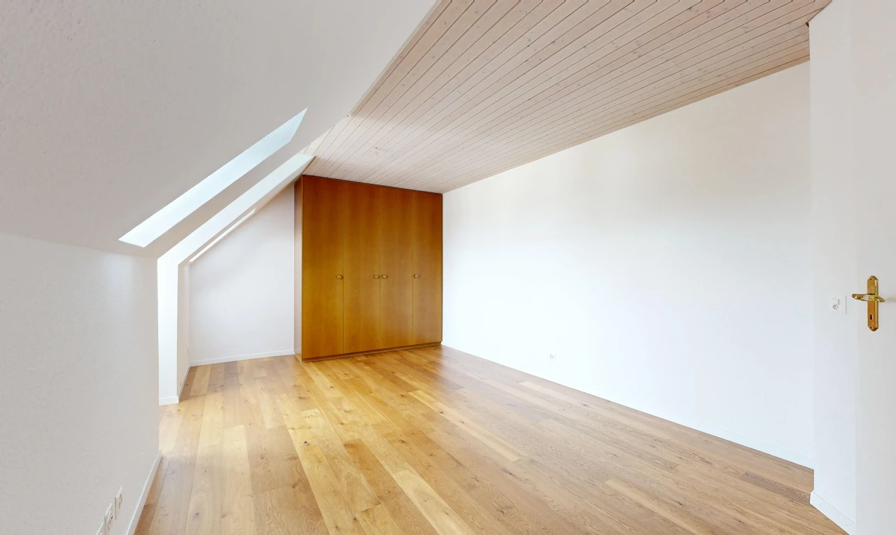 pièce vide avec drywall, cloison sèche, pièce supplémentaire, wood finish floor, et sol en finition bois