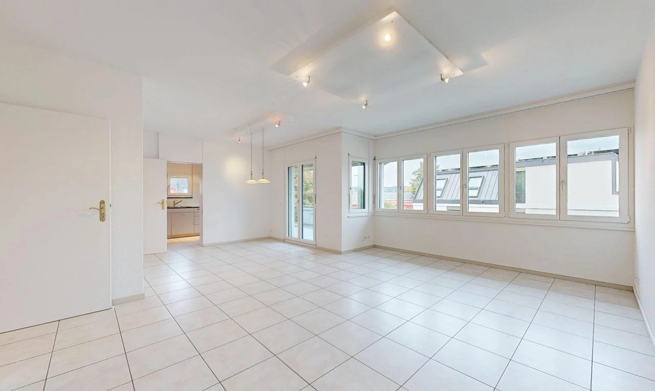 pièce vide avec éclairage sur rail, light floor, cloison sèche, drywall, et accès à l'extérieur