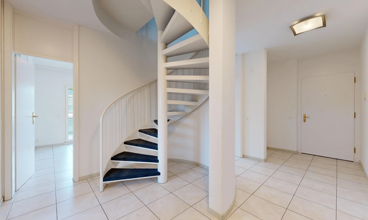 escaliers avec escaliers, drywall, cloison sèche, light floor, et tile floor