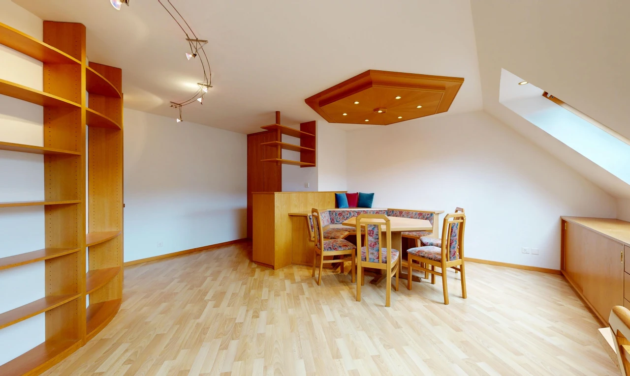 salle à manger avec éclairage sur rail, cloison sèche, drywall, sol en finition bois, et wood finish floor
