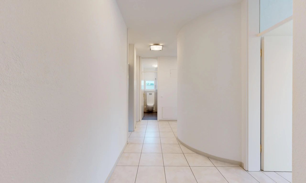 couloir avec light floor, tile floor, sol en carrelage, et inside property
