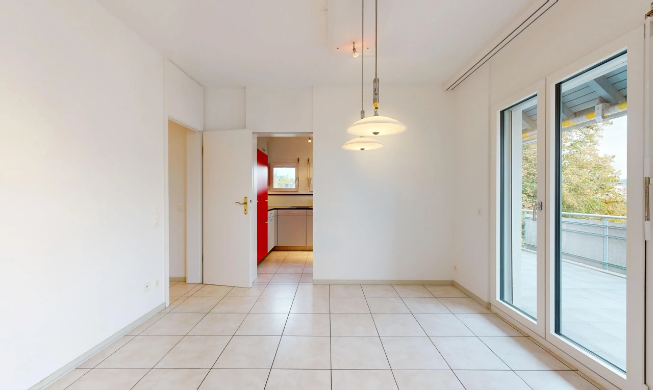 pièce vide avec accès à l'extérieur, cloison sèche, drywall, light floor, et sol en carrelage