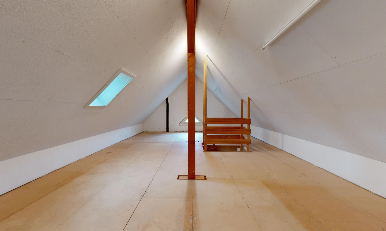 pièce vide avec vaulted ceiling, plafond voûté, cathedral ceiling, plafond cathédrale, et low ceiling