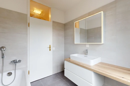 salle de bains avec bain, évier, miroir, salle de bain complète, et lavabo (ou coiffeuse selon le contexte)