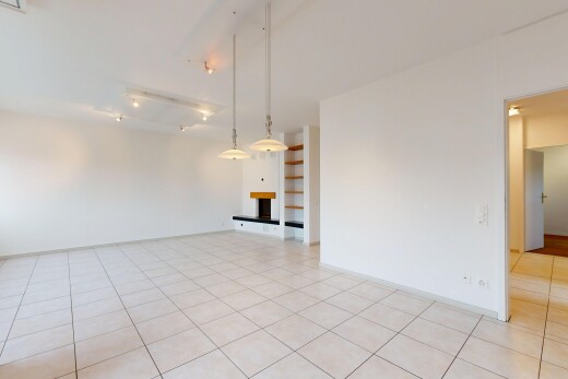pièce vide avec éclairage sur rail, étagères intégrées, drywall, cloison sèche, et light floor