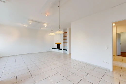 pièce vide avec éclairage sur rail, étagères intégrées, drywall, cloison sèche, et light floor