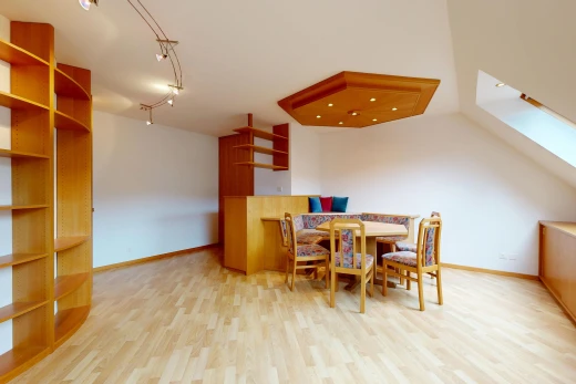 salle à manger avec éclairage sur rail, cloison sèche, drywall, sol en finition bois, et wood finish floor