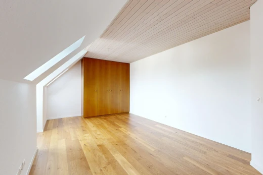 pièce vide avec drywall, cloison sèche, pièce supplémentaire, wood finish floor, et sol en finition bois
