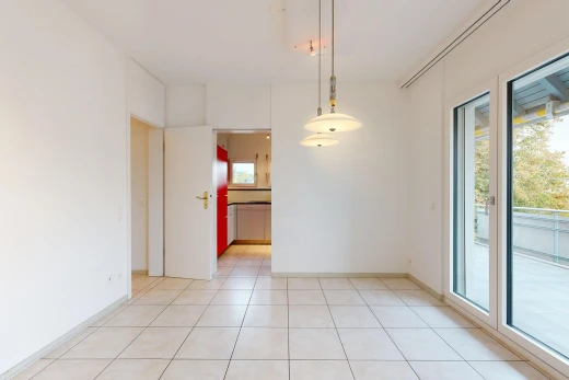 pièce vide avec accès à l'extérieur, cloison sèche, drywall, light floor, et sol en carrelage