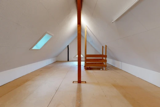 pièce vide avec vaulted ceiling, plafond voûté, cathedral ceiling, plafond cathédrale, et low ceiling