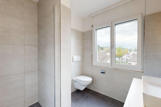 salle de bains avec tile wall, mur en carrelage, overcast, inside property, et lavabo (ou coiffeuse selon le contexte)