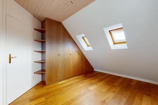 chambre avec plafond voûté, vaulted ceiling, sol en finition bois, wood finish floor, et puits de lumière