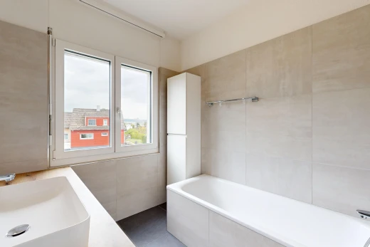 salle de bains avec overcast, salle de bain complète, bain, évier, et lavabo (ou coiffeuse selon le contexte)
