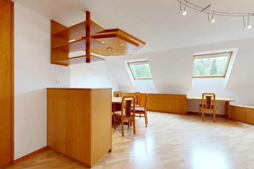 salle à manger avec lumière naturelle, drywall, cloison sèche, inside property, et wood finish floor