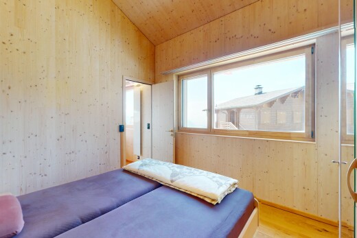 zimmer / schlafzimmer mit dachschräge, holzfußboden, natürliches licht, und holzdecke