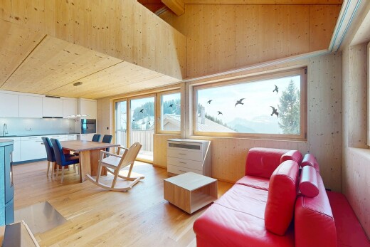 wohn- / esszimmer mit holzfußboden und natürliches licht