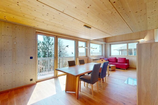 esszimmer mit holzfußboden, holzdecke, natürliches licht, und holzwand