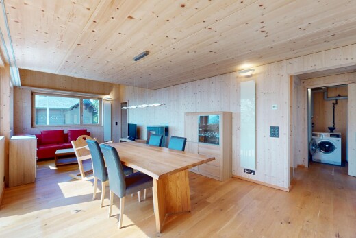 esszimmer mit tumbler, holzfußboden, und holzdecke