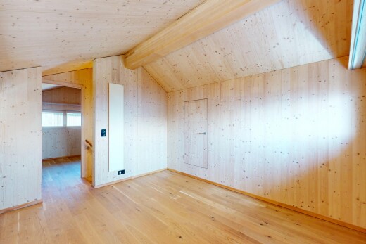 leerer raum mit balkendecke, holzfußboden, natürliches licht, holzwand, und dachschräge