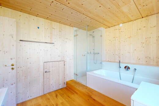 bad mit holzfußboden, komplettes badezimmer, holzdecke, und dusche