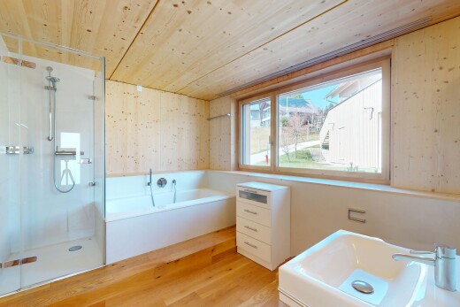 bad mit waschbecken, dusche, holzfußboden, natürliches licht, und holzdecke