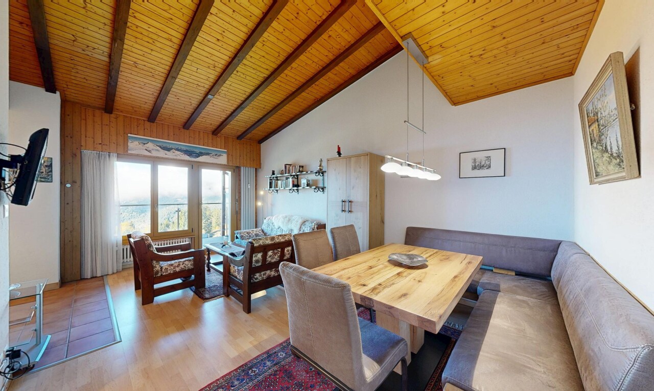 salon / salle à manger avec wood ceiling, plafond en bois, inside property, wood finish floor, et sol en finition bois