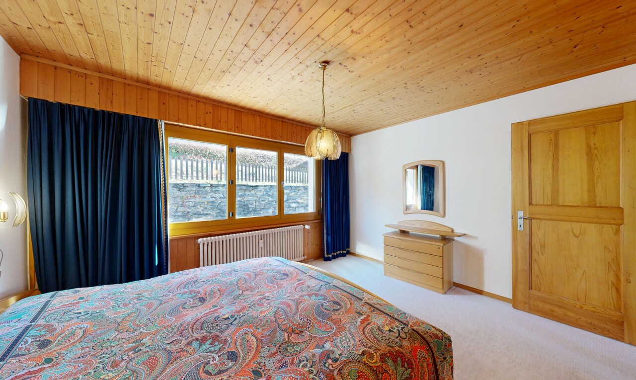 chambre avec inside property, natural light, lumière naturelle, radiateur, et carpet