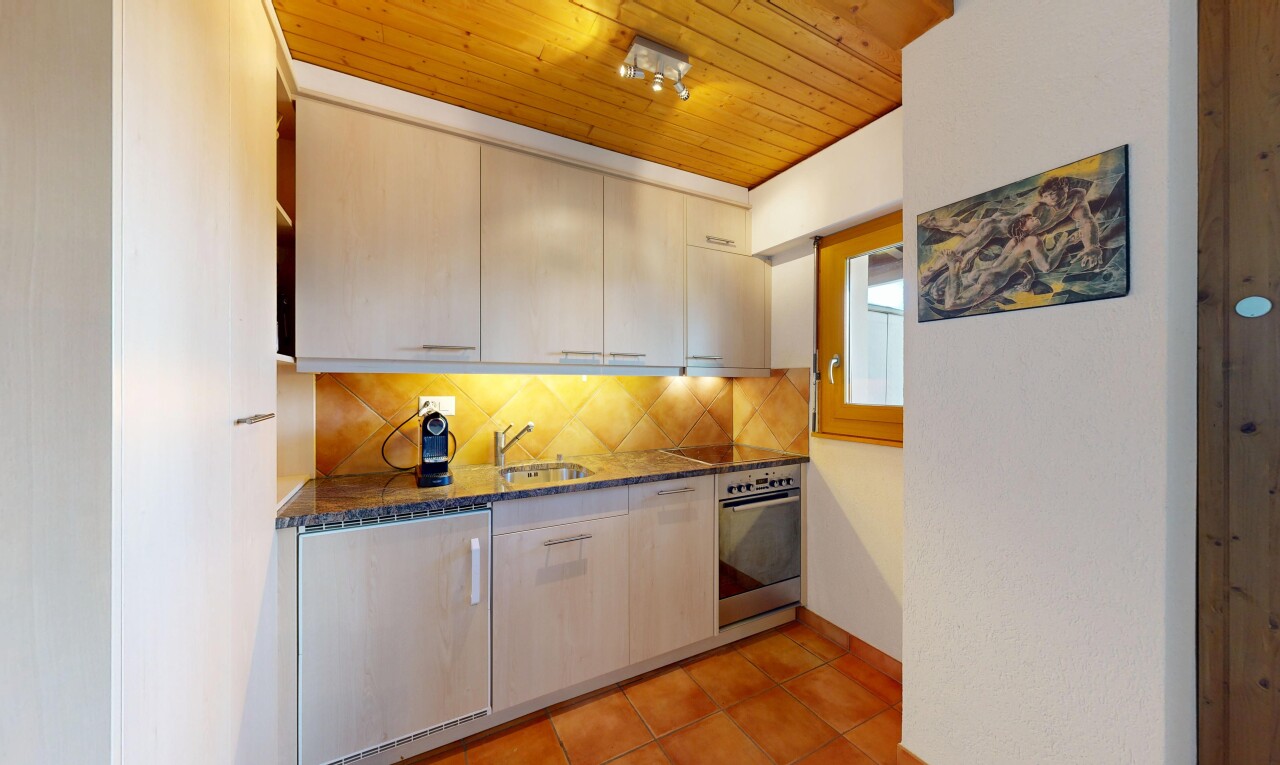 cuisine avec backsplash, dosseret, inside property, natural light, et lumière naturelle