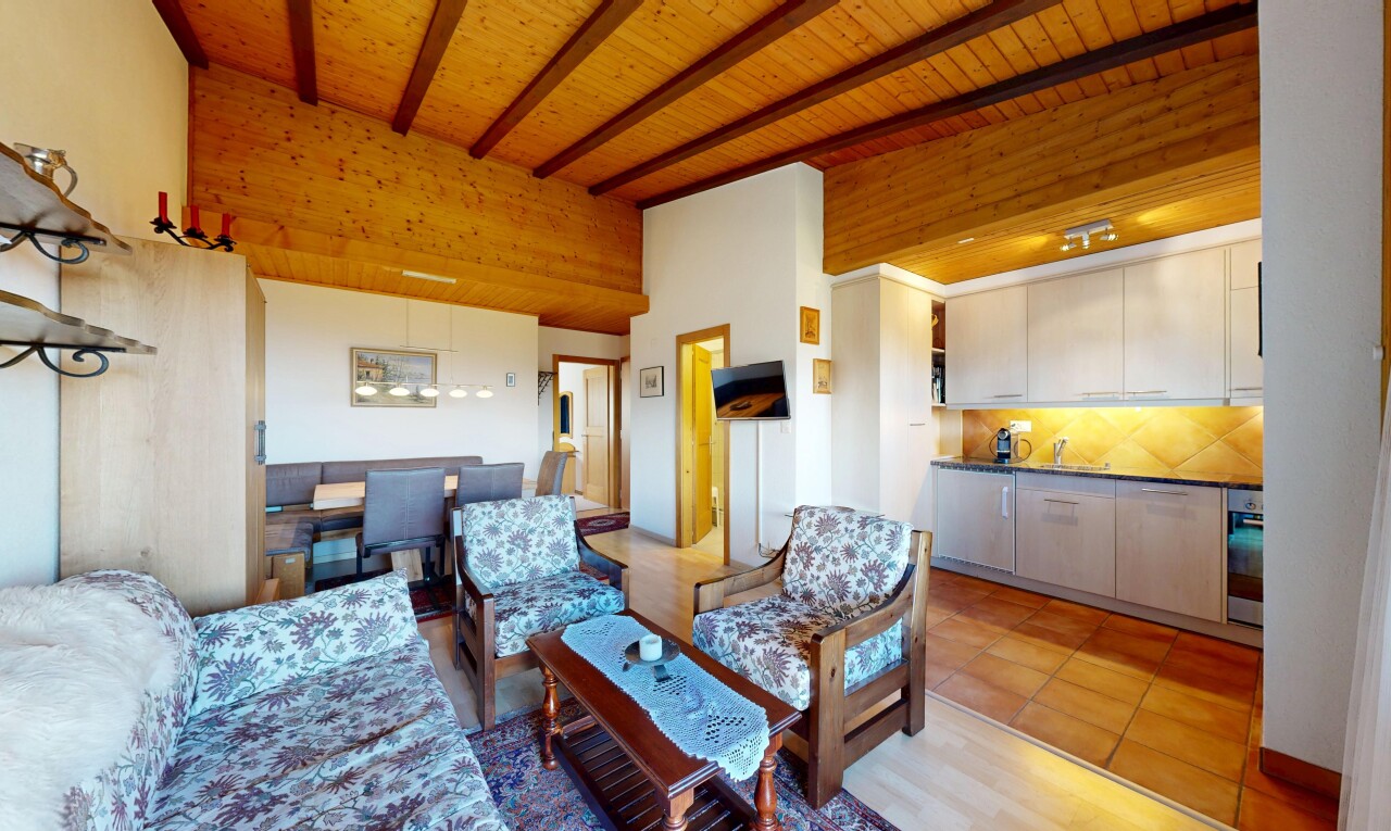 salon avec inside property, beamed ceiling, plafond à poutres, tile floor, et sol en carrelage