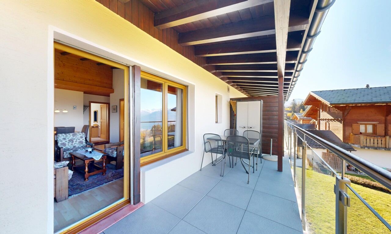terrasse avec property visible, day time, balcon, et coin repas extérieur