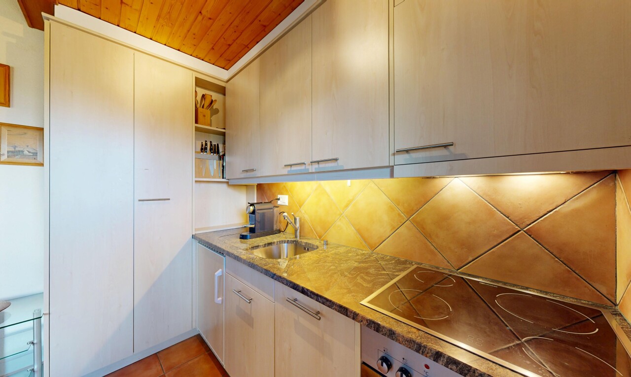 cuisine avec étagères ouvertes, plans de travail en pierre, inside property, wood ceiling, et plafond en bois