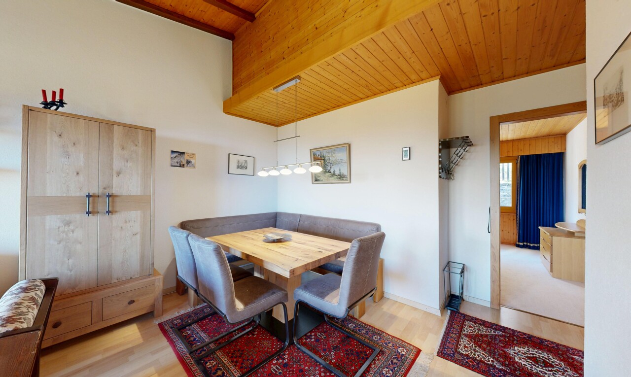 salle à manger avec cloison sèche, plafond en bois, drywall, wood ceiling, et sol en finition bois