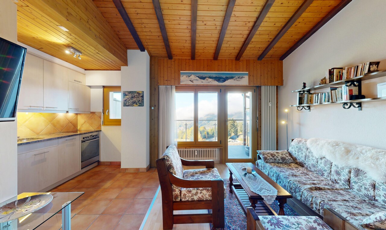 salon avec wood ceiling, plafond en bois, drywall, cloison sèche, et natural light