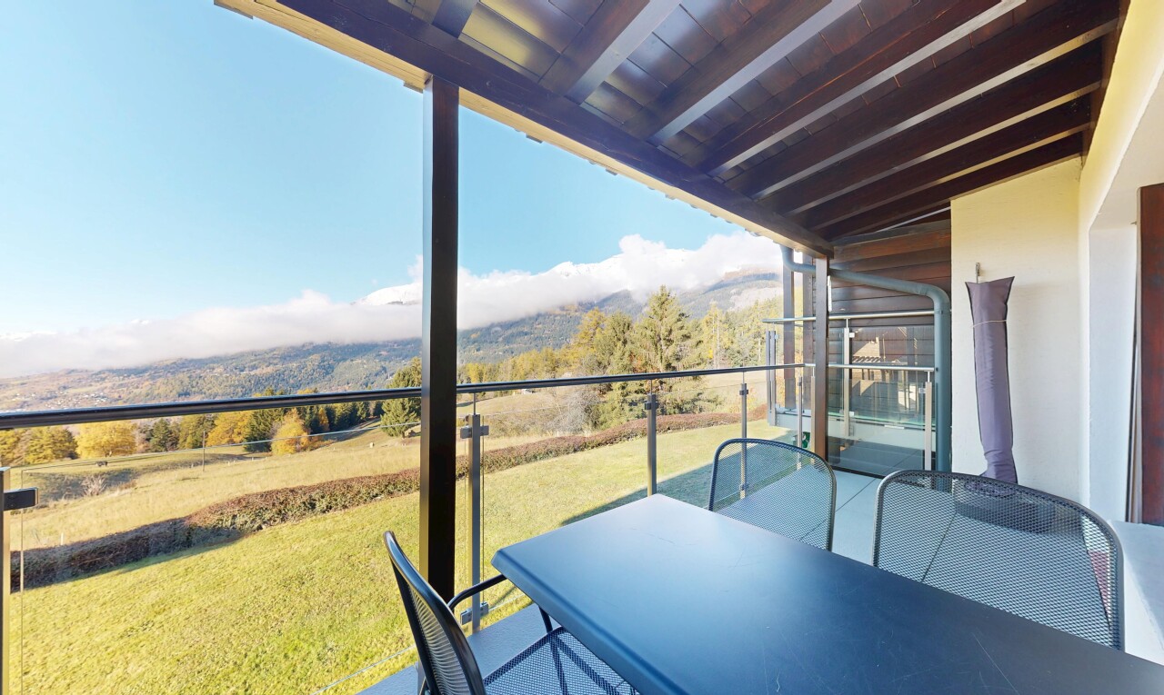 terrasse avec from property, day time, coin repas extérieur, pelouse, et terrasse