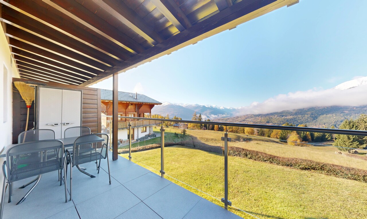 terrasse avec from property, pelouse, day time, coin repas extérieur, et terrasse