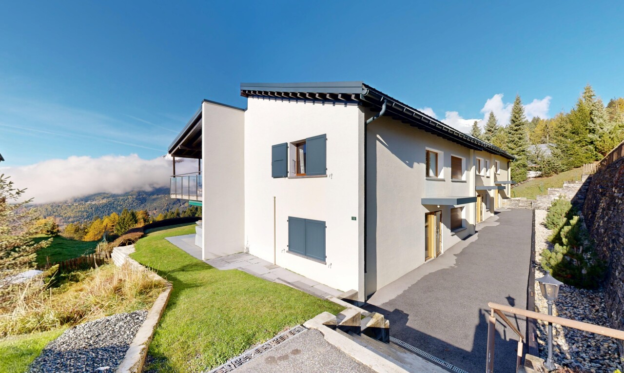 façade avec pelouse, property visible, day time, et bardage en stuc