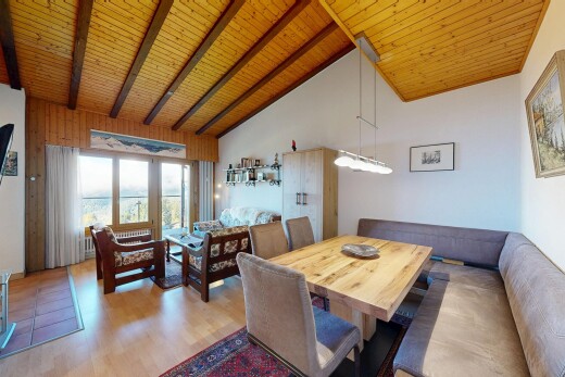 salon / salle à manger avec wood ceiling, plafond en bois, inside property, wood finish floor, et sol en finition bois