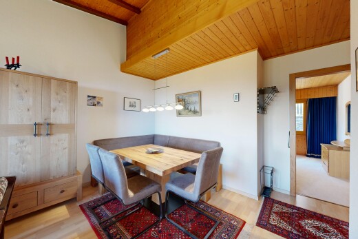 salle à manger avec cloison sèche, plafond en bois, drywall, wood ceiling, et sol en finition bois