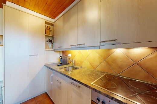 cuisine avec étagères ouvertes, plans de travail en pierre, inside property, wood ceiling, et plafond en bois