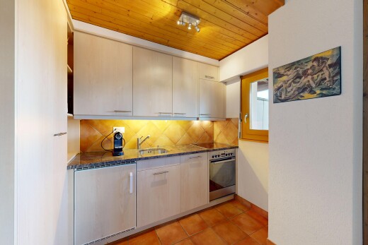 cuisine avec backsplash, dosseret, inside property, natural light, et lumière naturelle