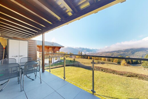 terrasse avec from property, pelouse, day time, coin repas extérieur, et terrasse