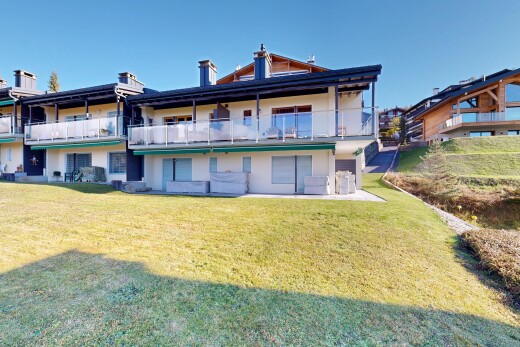 façade avec pelouse, day time, terrasse, cheminée, et property visible