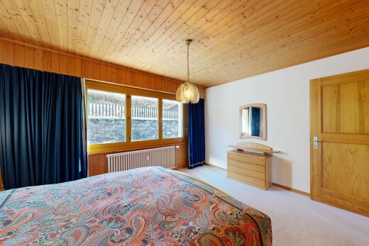chambre avec inside property, natural light, lumière naturelle, radiateur, et carpet