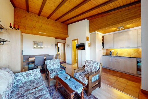 salon avec inside property, beamed ceiling, plafond à poutres, tile floor, et sol en carrelage