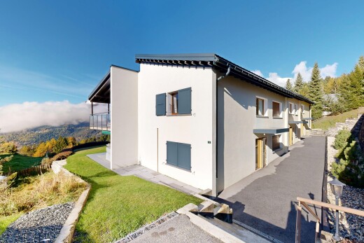 façade avec pelouse, property visible, day time, et bardage en stuc