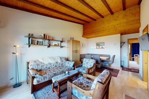 salon / salle à manger avec plafond en bois, wood ceiling, plafond à poutres, beamed ceiling, et cloison sèche