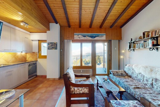 salon avec wood ceiling, plafond en bois, drywall, cloison sèche, et natural light